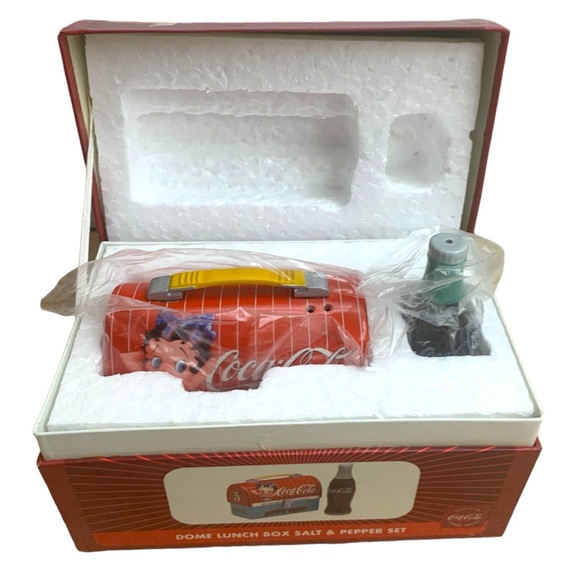 NIB 2004 Coca Cola Betty Boop Dome Lunch Box Salt & Pepper Collectible Set - Picture 14 of 15